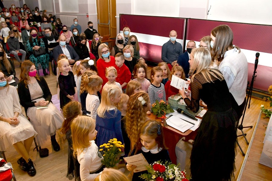 Katrs dziedātājs saņēma savu «Pigoriņi pigorojas» albumu.
Autors: Ivars Bogdanovs