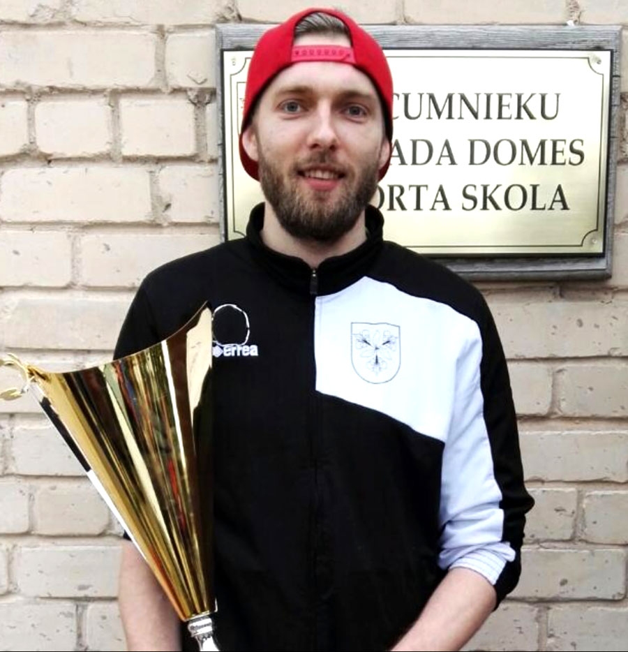 Artūrs Kauliņš ar Latvijas čempionāta kausu.
Autors: no personiskā arhīva.