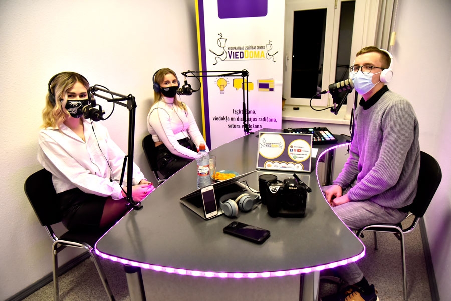 Studijas vieŠŅAS Santa Buša (no kreisās) un Elīza Kupča (vidū) digitālā satura veidošanai velta daudz laika. Abas izvēlas reklamēt tos produktus, kurus pārzina.
Autors: Uldis Varnevičs