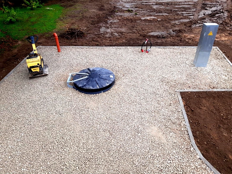 Projekta laikā izbūvēta jauna kanalizācijas sūkņu stacija, kas savākto kanalizāciju novada uz «Anckaišiem».
Autors: no SIA «Siltumkomforts» arhīva.