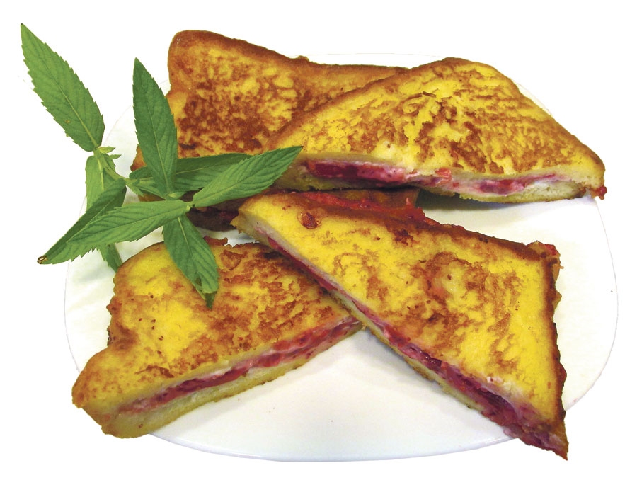 Ceptas maizītes ar siera un brūkleņu ievārījuma pildījumu