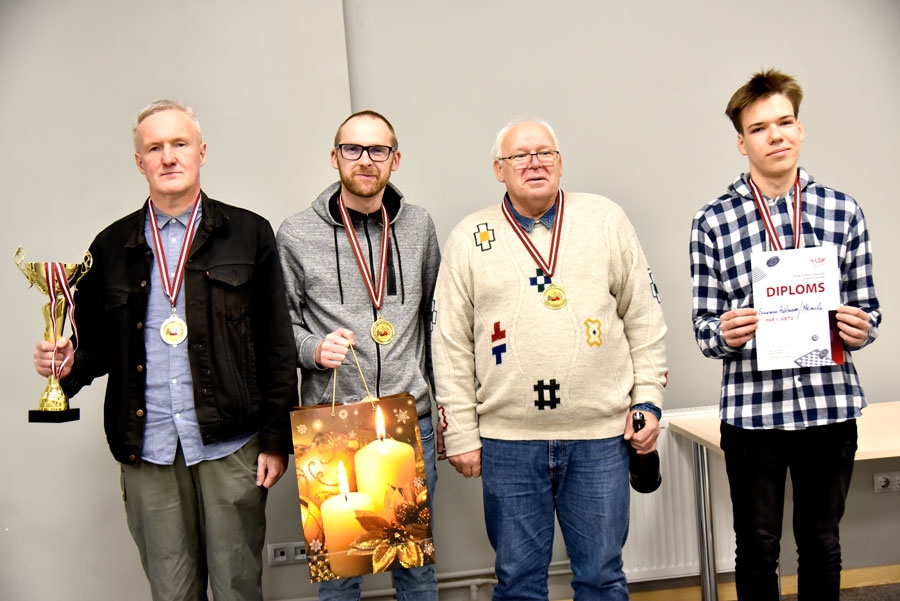 Vienības «Bauskas prātnieks/Mēmele» spēlētāji Guntars Purviņš (no kreisās), Mārtiņš Junkurēns, Zigmārs Rumbenieks un Reinis Štāls izcīnīja pirmo vietu Latvijā.
Autors: Uldis Varnevičs