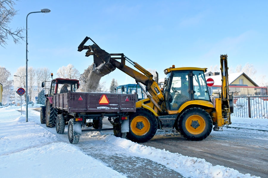 «Vides serviss» savāc sniegu pie Bauzes tirgus.
Autors: Ivars Bogdanovs