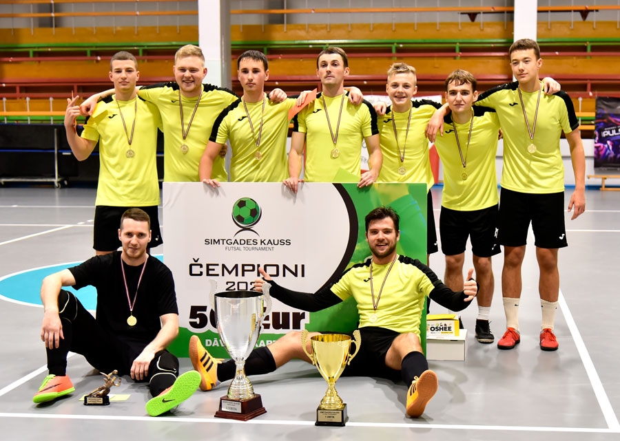 Par «Simtgades kausa» telpu futbola turnīra uzvarētājiem kļuva «BJSS/Mēmele».
Autors: ULDIS VARNEVIČS