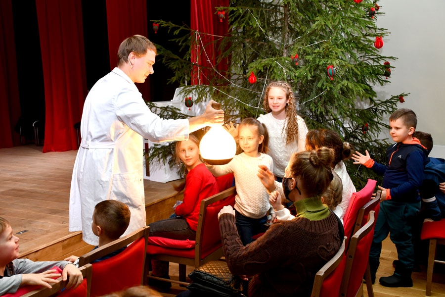 Ņikita Rumjancevs no zinātnes teātra «Laboratorium» bērnos raisīja prieku un zinātkāri.
Autors: Ivars Bogdanovs