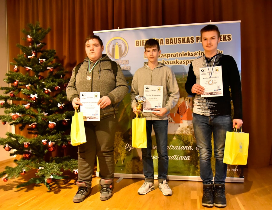 Bauskas novada čempionātā 64 lauciņu dambretē godalgotās vietas ieguva Edgars Adakovskis (no kreisās), Jurģis Stīpnieks un Artis Barauskis.
Autors: Uldis Varnevičs