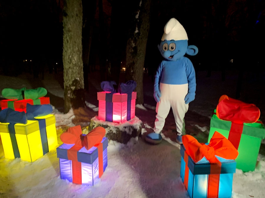 Vairāki pasaku tēli ģimenes priecēja dažādās gaismās.
Autors: Kaspars Kalējs