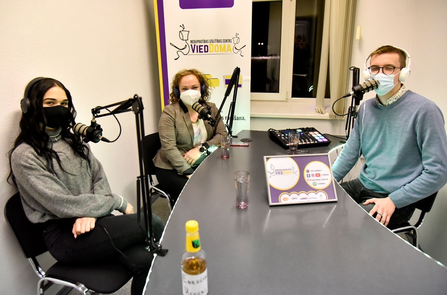 «ViedDomas» raidierakstā – par enerģijas dzērienu ietekmi spriež Marta Augucēviča un Elza Vārna, sarunu vada Kaspars Kalējs.
Autors: Uldis Varnevičs