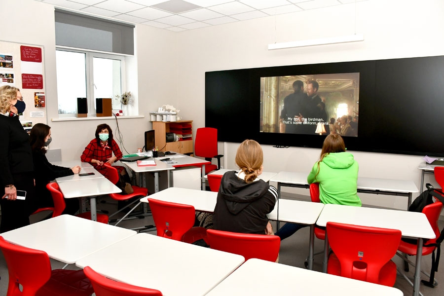 Angļu valodas skolotājas Inas Spēkmanes kabinetā izmanto mūsdienīgo tāfeli, lai apgūtu angļu valodu ar filmas subtitru palīdzību.
Autors: Ivars Bogdanovs