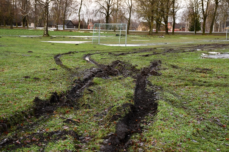 Naktī uz piektdienu, 17. decembri, jaunieši ar automobili izbraukājuši Vecsaules pamatskolas sporta laukumu. Atkusušajā, slapjajā zemē riņķojot, atstātas daudzas dziļas rises.
Autors: Ivars Bogdanovs
