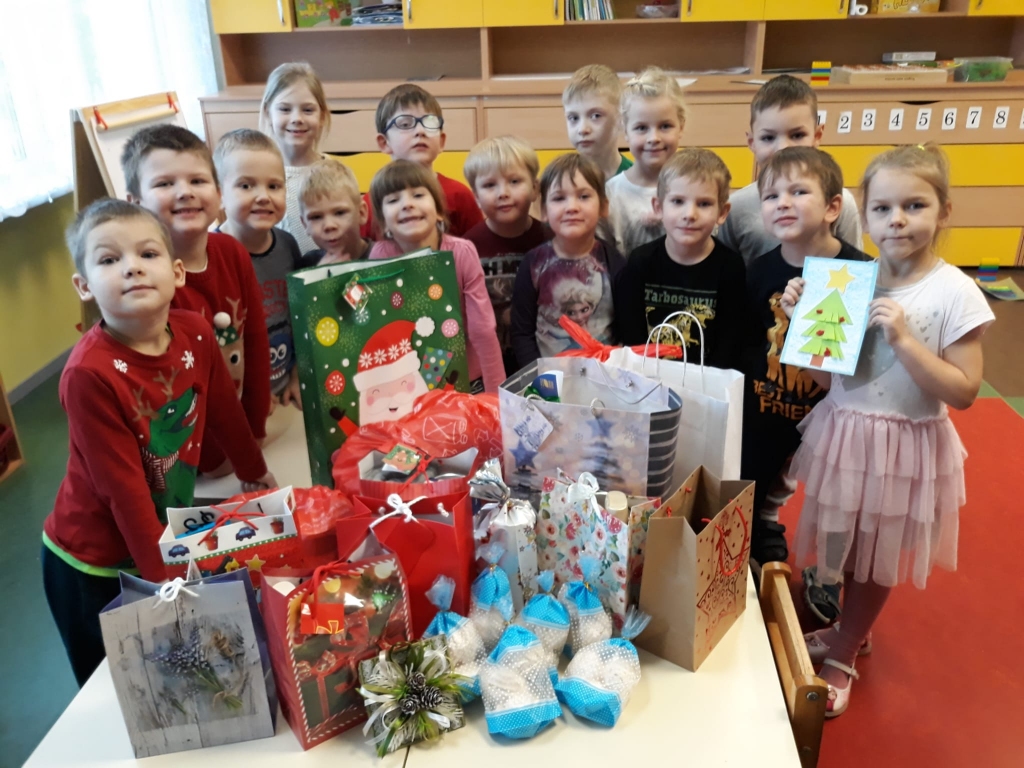 Bērnudārza «Zīlīte» grupiņas «Pienenīte» audzēkņi ar sarūpētajām veltēm vecļaudīm.
Autors: No gurpas albuma.