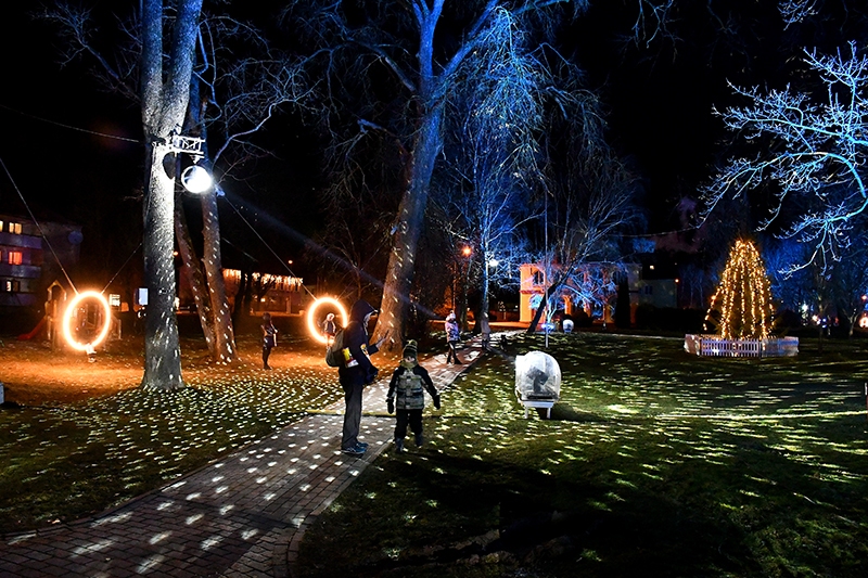 Vakara stundās Korfa dārzs Bauskā ir lieliska vieta, kur noķert tuvojošos svētku sajūtu gan lielam, gan mazam.
Autors: Ivars Bogdanovs