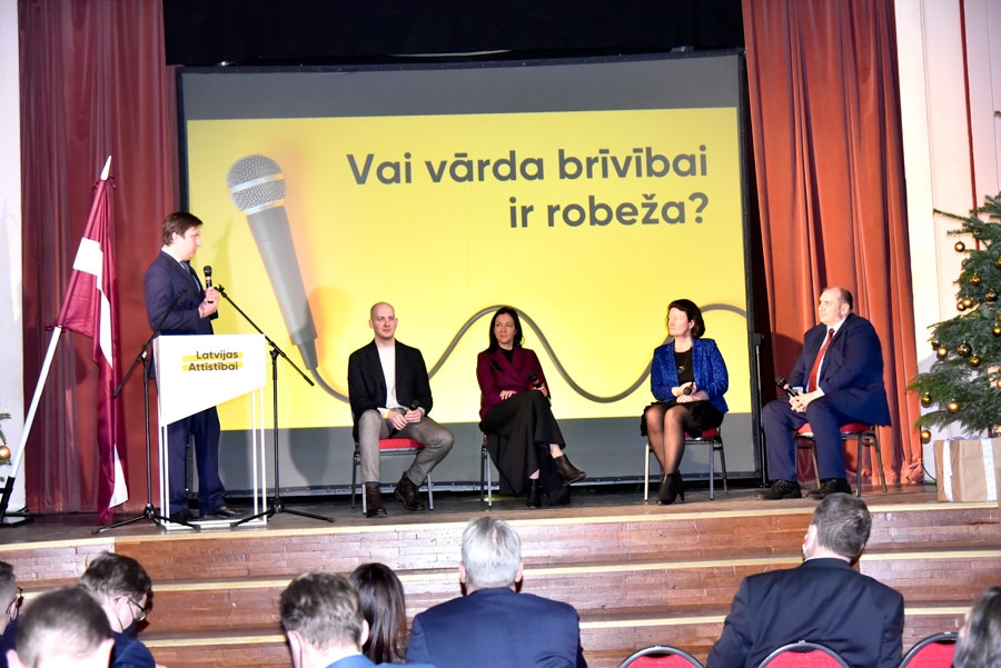 Sarunās par vārda brīvību piedalījās Madars Lasmanis (no labās), Ināra Pētersone, Baiba Bļodniece, Viesturs Liepkalns, un diskusiju vadīja Edgars Barbaks.
Autors: ULDIS VARNEVIČS