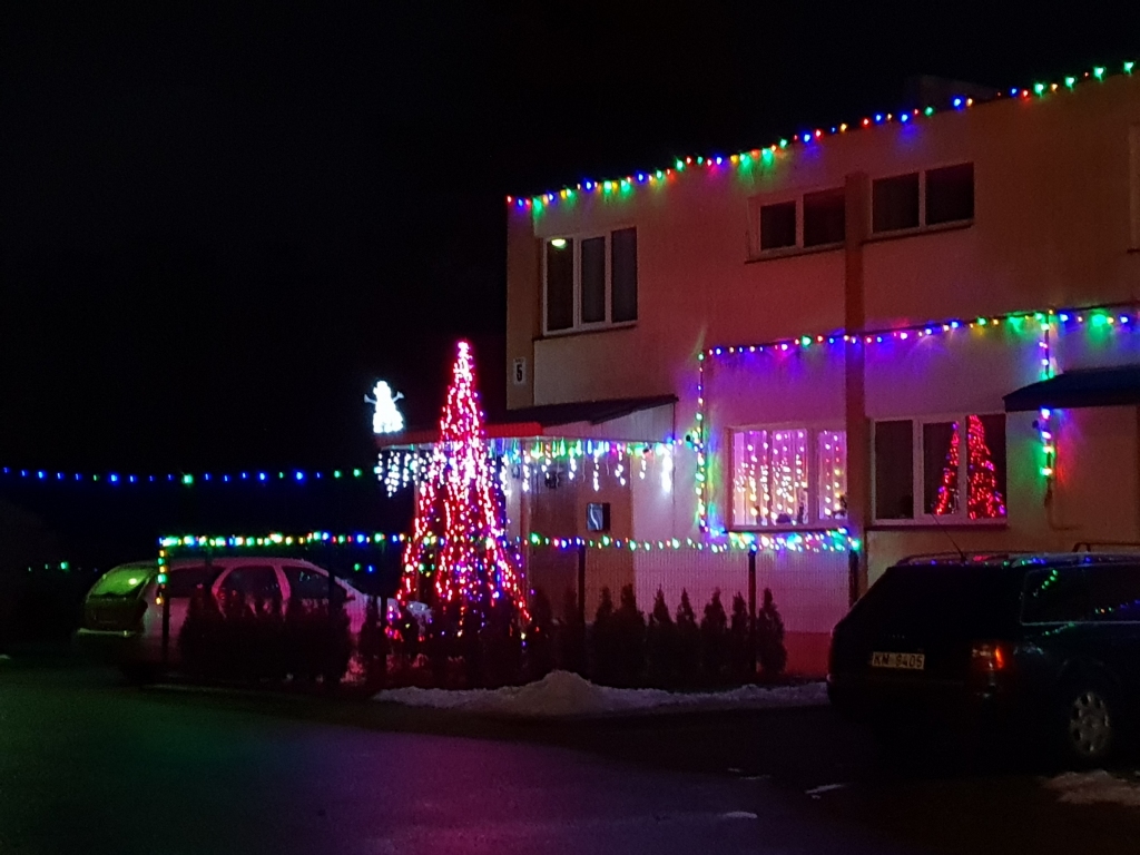 Šogad netrūkst izrotātu objektu. Par svētku noformējumu padomāts arī pērnā gada Bauskas novada rotas ieguvējam -daudzdzīvokļu namam Ceraukstē.
Autors: www.bauskasdzive.lv
