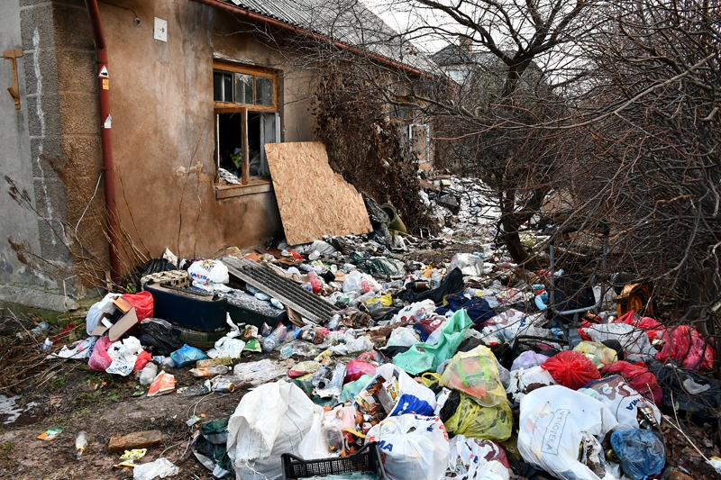 Gadiem privātmāja pašā Bauskas centrā slīgst atkritumu kalnos.
Autors: Ivars Bogdanovs
