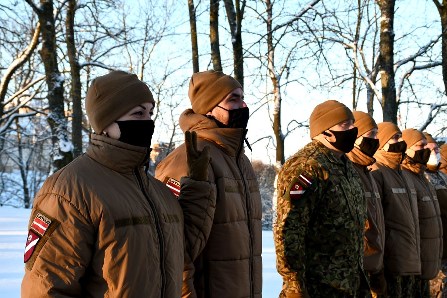 Evija Bonāte (no kreisās) dod zvērestu, solot nežēlot spēkus, veselību un dzīvību, sargājot Latvijas valsti un tās neatkarību. Blakus Ivo Pastva, kas arī pievienojās Bauskas 53. bataljonam.
Autors: Ivars Bogdanovs