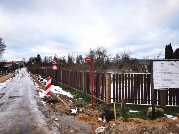 Ceriņu ielas pārbūves laikā paredzēts:
• Asfaltbetona seguma izbūve 4,5 m platumā;
• Iebrauktuves līdz īpašumu robežai, asfalta segums;
• Nostiprinātas nomales - gājēju celiņa izbūve 1,5 m platumā, bruģa segums;
• Auto novietošanas “kabatas” izveide;
• Saglabāt un pagarināt līdz Bauskas ielai slēgto lietus ūdens atvadi
• Teritorijas apgaismojums tiek saglabāts esošais (tiek nomainīti pieslēguma kabeļi)
• Nodrošināt vides pieejamības prasību izpildi, atbilstīgi 2015. gada 30. jūnija Ministru kabineta noteikumiem Nr.331
Autors: vecumnieki.lv