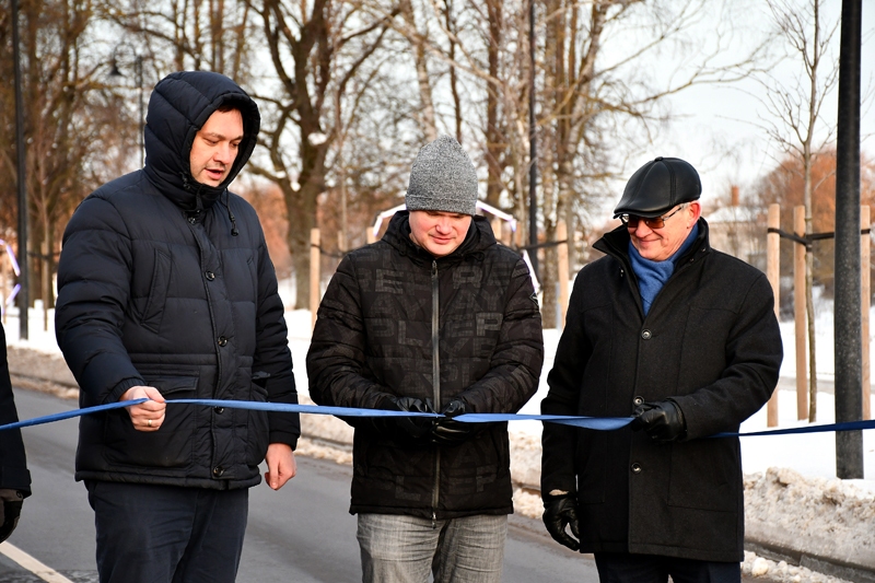 Ielas atklāšanas lenti griež darbu vadītājs objektā Artūrs Puķe,  viņam blakus darbu vadītājs Sergejs Popovs un Bauskas novada domes priekšsēdētājs Aivars Okmanis.
Autors: Ivars Bogdanovs