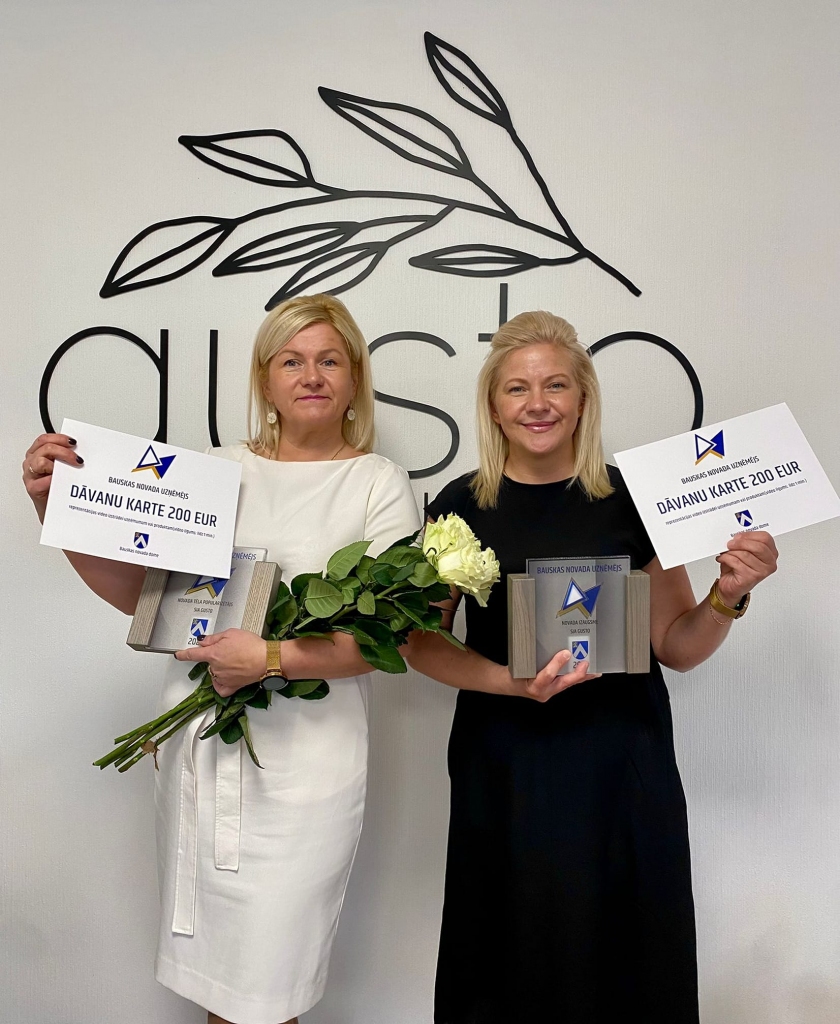 SIA «Gusto» pārstāves Līga Elmane (no kreisās) un Andra Katkeviča. Viņu vadītais uzņēmums SIA «Gusto» saņēmis balvu nominācijā «Novada tēla popularizētājs».
Autors: No albuma.