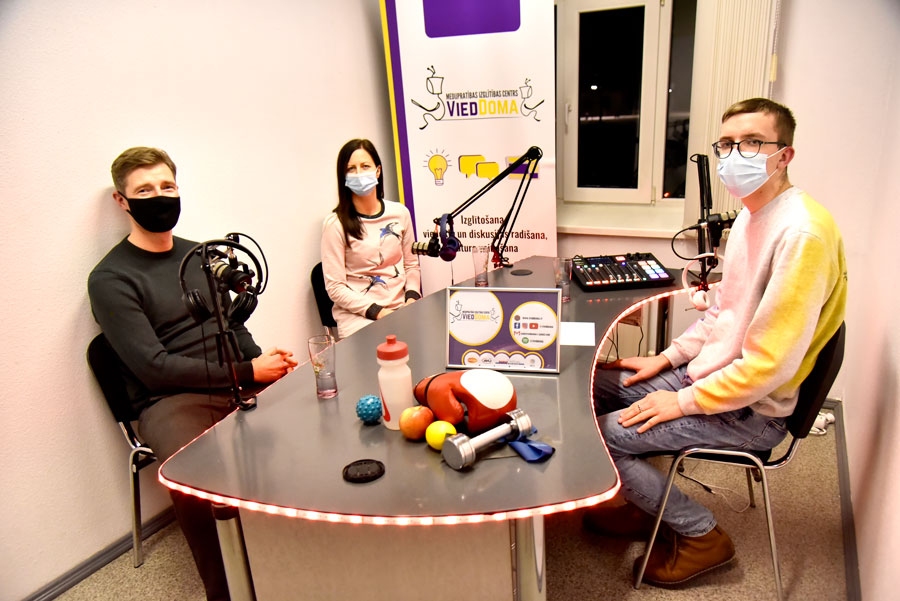 diskusijā par veselīgu uzturu Toms Auškāps un Karīna Andreika secina – ierobežojot sevi, ēdot, piemēram, saldumus noteiktā dienā, cilvēks ieceļ tos «iekārojamā kārtā». No labās – diskusijas vadītājs Kaspars Kalējs.
Autors: Uldis Varnevičs