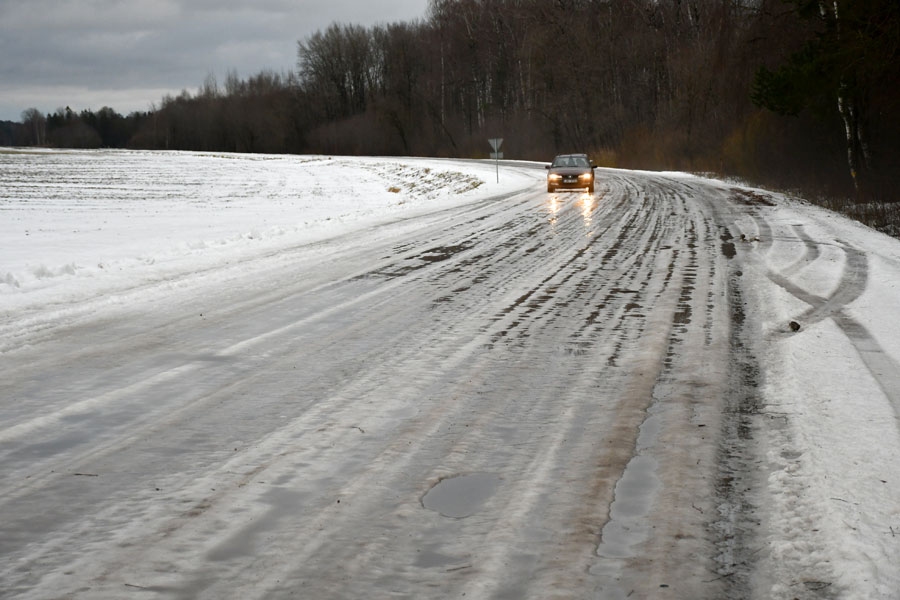 «Latvijas autoceļu uzturētājs» brīdina, ka brauktuves var būt slidenas arī pēc uzturēšanas darbu veikšanas.
Autors: no «Bauskas Dzīves» arhīva.