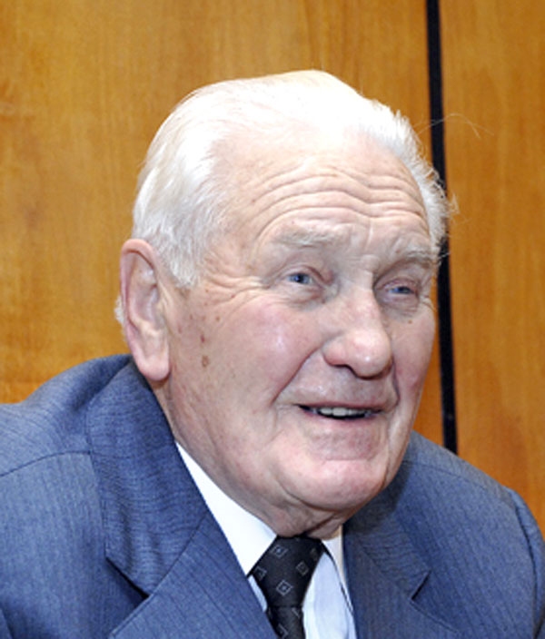 Kārlis Zālītis 90. jubilejas vasarā Bauskas Centrālās bibliotēkas interneta lasītavā 2016. gada 9. jūnijā pulcēja interesentus grāmatas par Kārli Zālīti «Sirds pareizajā pusē» atvēršanas svētkos. Meistars tad grāmatā ierakstīja arī vēlējumus un dalīja autogrāfus.
Autors: no «Bauskas Dzīves» arhīva.