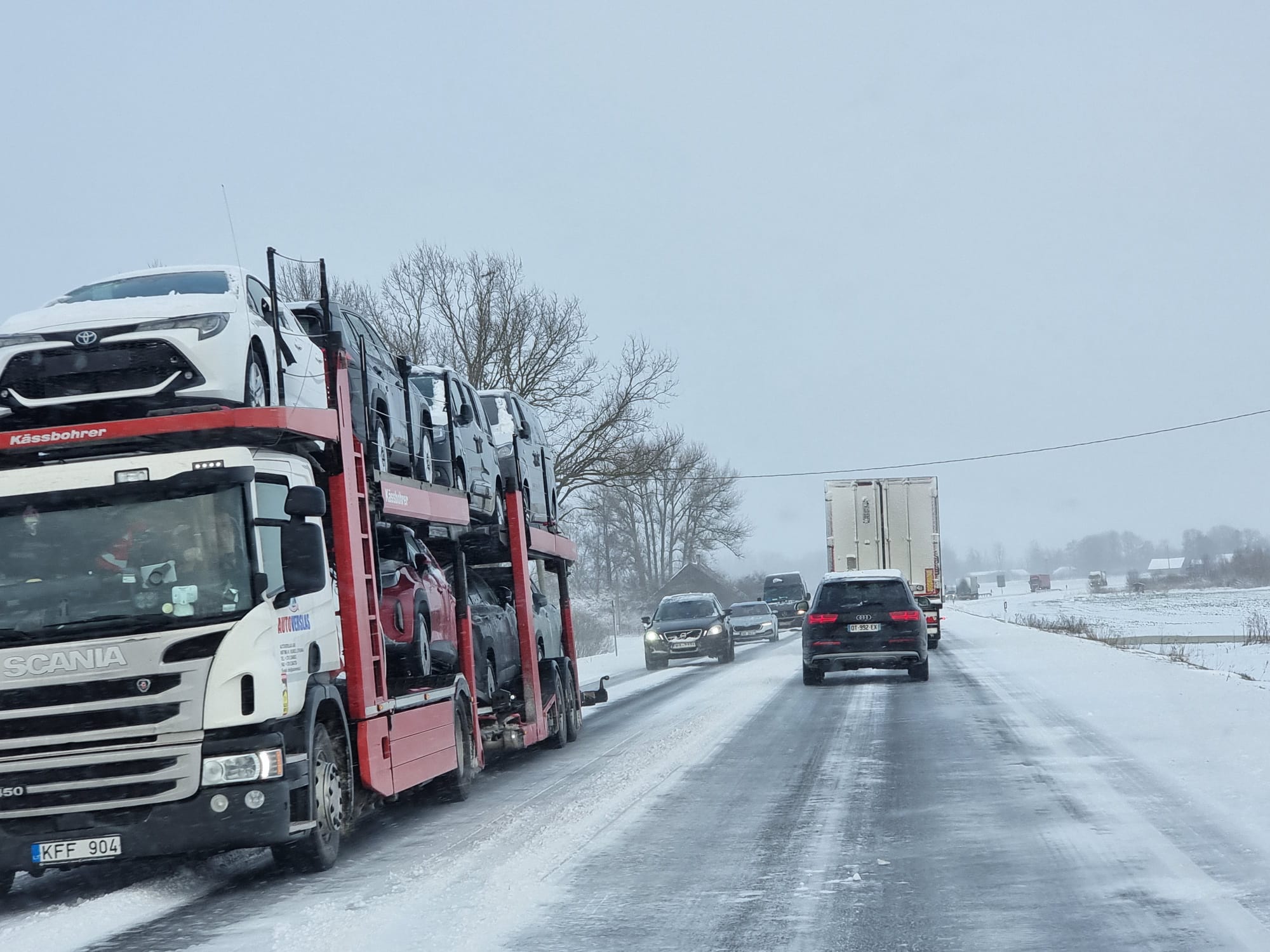 Bauska-motorveien fra Dimzukalns til Grenctālei er fortsatt dekket av is;  vanskelige kjøreforhold – BauskasDzive.lv