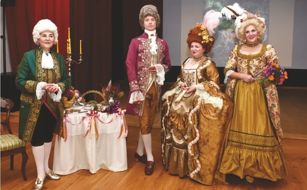 PROGRAMMAS «Galantā laikmeta šarms» dalībnieki Rundāles novada multifunkcionālajā centrā (no kreisās – Jeļena Forste).
Autors: No albuma.
