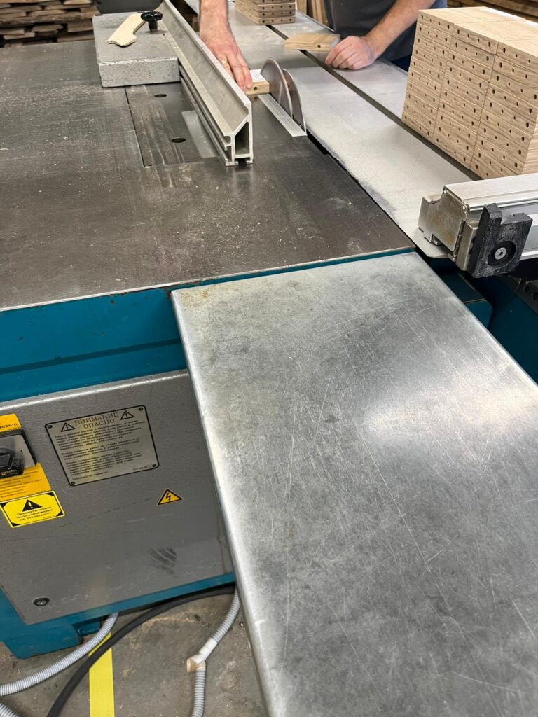 Autors: Grāmatu apmaiņas mājiņas tapšanas process sākās vietējā uzņēmumā SIA «Spals». Foto no Zorģu bibliotēkas albuma.