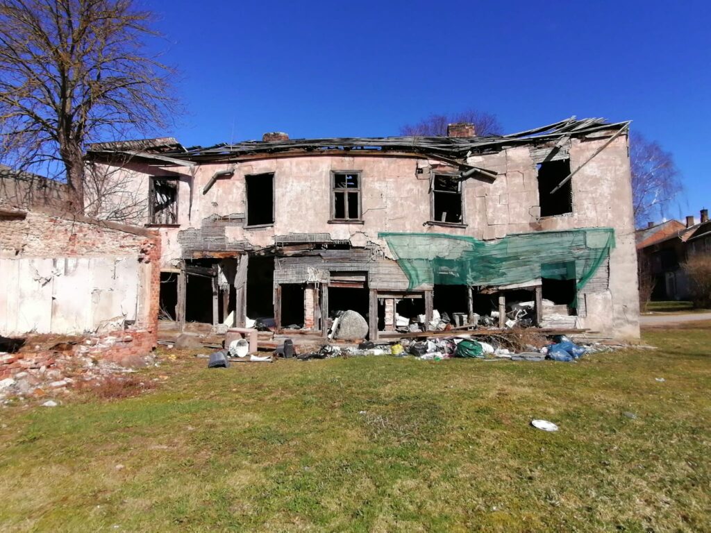 Nupat degusī māja Rīgas ielā Bauskā šī gada aprīlī. Tās nodegšana un bojāgājušais ir likumsakarīgs rezultāts Bauskas novada pašvaldības un pilsētas nodaļas vadības bezdarbībai, uzskata Bauskas iedzīvotājs, kas fiksējis šo graustu attēlā.
Autors: Aculiecinieka foto.