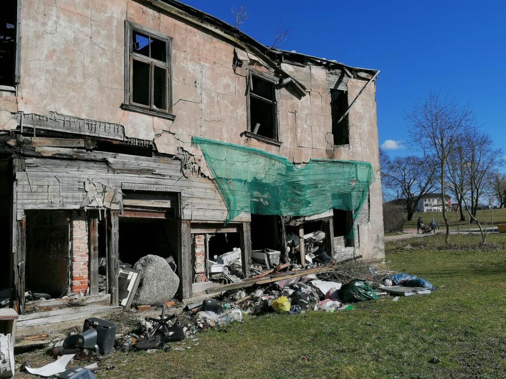 Nams Bauskā, kas jau vairākkārt dedzis, kur tiek nelegāli krāti atkritumu, kur nu 18.maijā uziets bojāgājis cilvēks.
Autors: Aculiecinieka foto