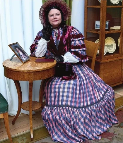 LILITA LAUSKINIECE romantisma stila tērpā, ko darinājusi J. Forste.
Autors: L.Feldmane