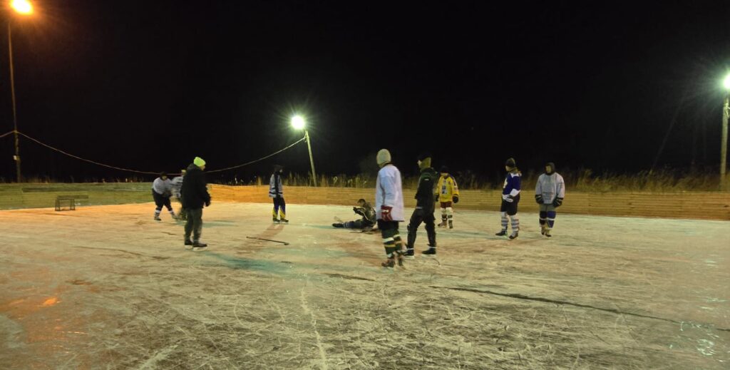 Mežotnes pagasta Garozā interesenti septiņos vakarā pulcējas uz hokeja spēli.
Autors: No albuma.