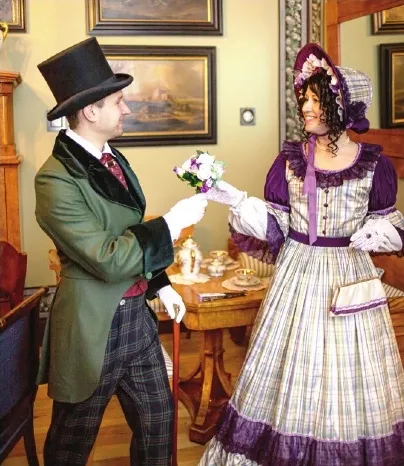 KRISTAPS ZĒBERGS UN LAURA ĀRENTE 1840. gada tērpu versijās filmējās videosižetā par Svitenes pils vēsturi.
Autors: L.Feldmane