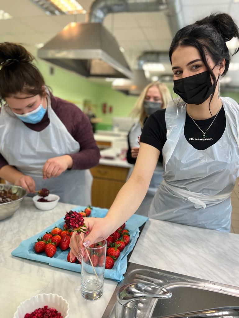 Eva Evelīna Zumenta un Alise Graičūna iesaistās šokolādes gardumu gatavošanā.
Autors: Skaidrīte Jonase