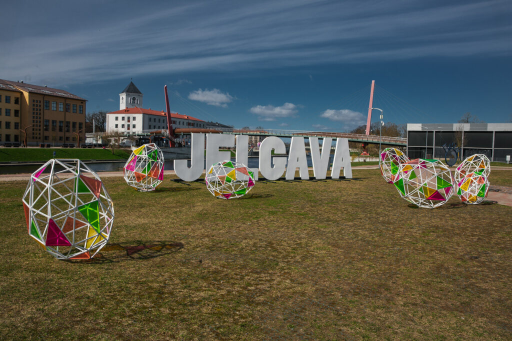 Svētku rotā noformēta Jelgava.