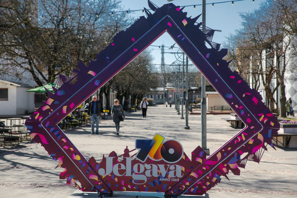 Svētku rotā noformēta Jelgava.