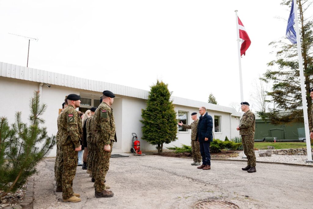 Vizītes laikā ministrs iepazinās ar bataljona izvietojumu, pieejamo ekipējumu, uzdevumiem, apmācību procesu un bāzes infrastruktūras attīstības plāniem.
Autors: Publicitātes foto