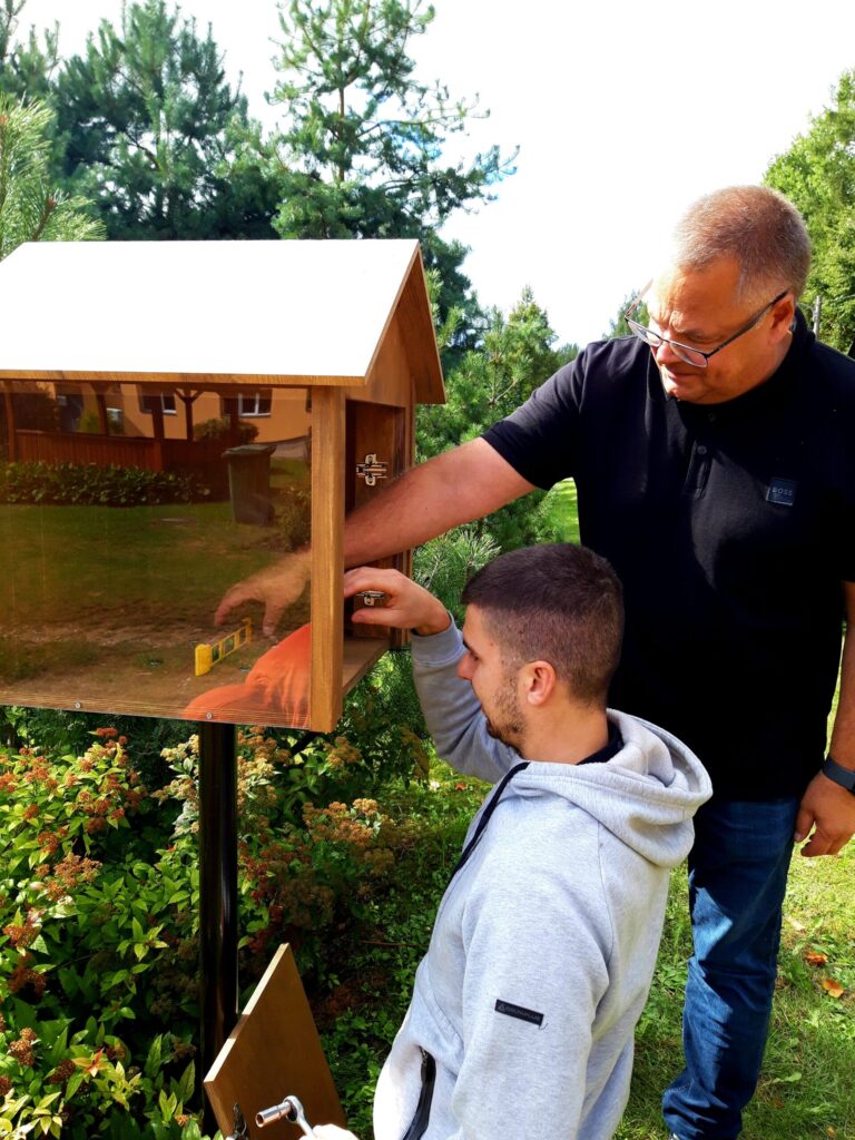 Autors: mājiņu pie bibliotēkas uzstādīja ciematnieki Artūrs Liepiņš un Jānis Nudiens. Foto no Zorģu bibliotēkas albuma.