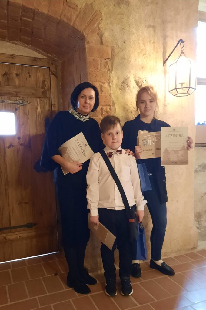 Autors: Anna un Markuss Bauskas pilī kopā ar skolotāju Andu Sproģi.