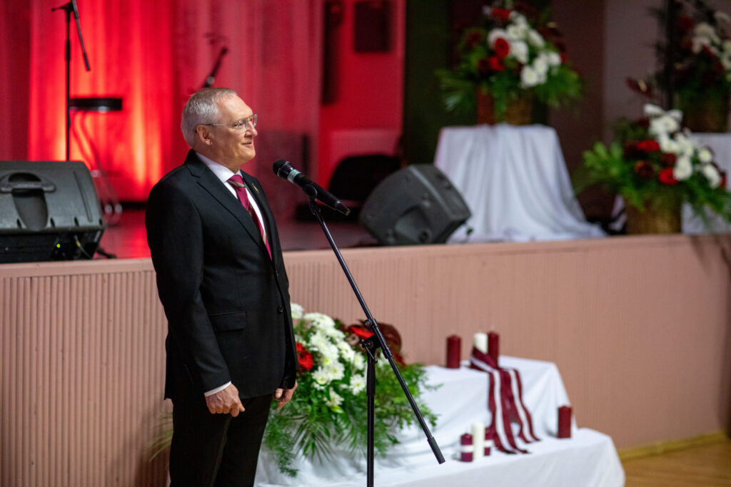 Koncerta apmeklētājiem apsveikuma runu veltīja Bauskas novada domes priekšsēdētājs Aivars Okmanis.
Autors: Ģirts Donerblics