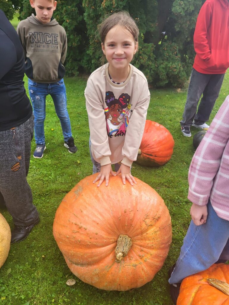 Autors: No skolas albuma.