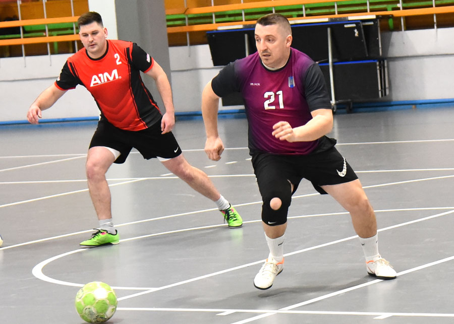 Laukumā tiekas turnīra vērtīgākais spēlētājs Jānis Akmentiņš (no kreisās) un labākais aizsargs Nauris Dombrovskis. 