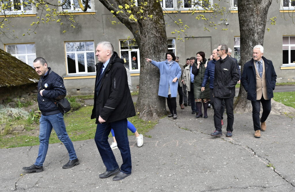 Pie Vecsaules pamatskolas.
Autors: Visi foto - Uldis Varnevičs