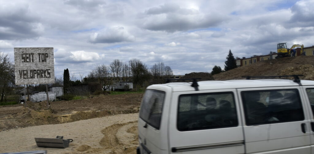 Deputāti iebrauc Gailīšu pagasta Uzvarā.