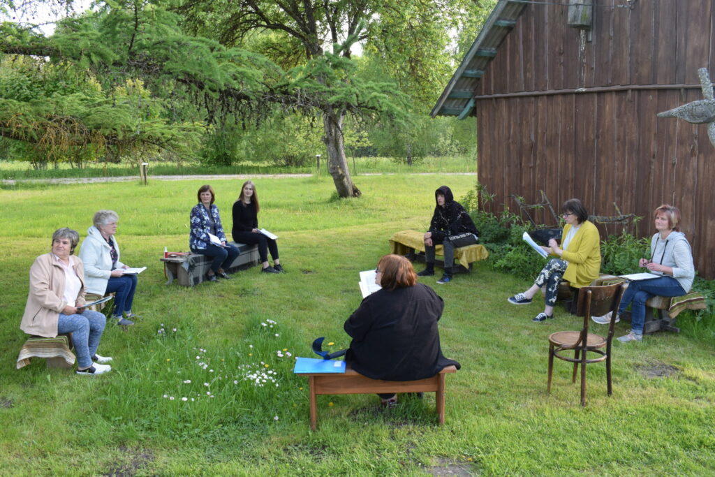 Pērn 2. jūnijā «Zvanītāju Buku» pagalmā. Tur pandēmijas ierobežojumu laikā, sēžot 2 m cits no cita, mēģinājumus aizvadīja Valles amatierteātris. 

Autors: Žanna Zālīte