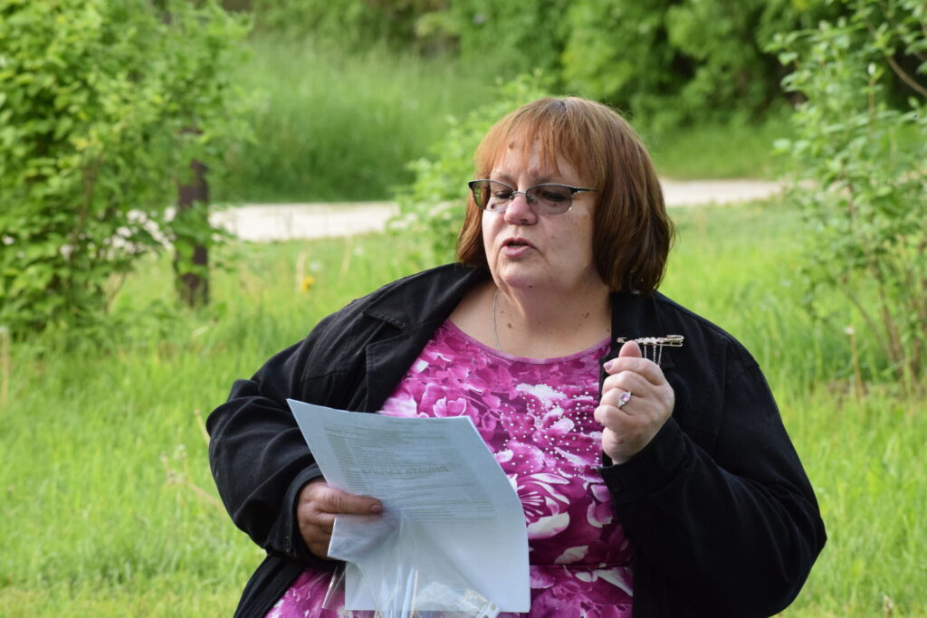 Pērn 2. jūnijā «Zvanītāju Buku» pagalmā. Tur pandēmijas ierobežojumu laikā, sēžot 2 m cits no cita, mēģinājumus aizvadīja Valles amatierteātris. 
Autors: Žanna Zālīte