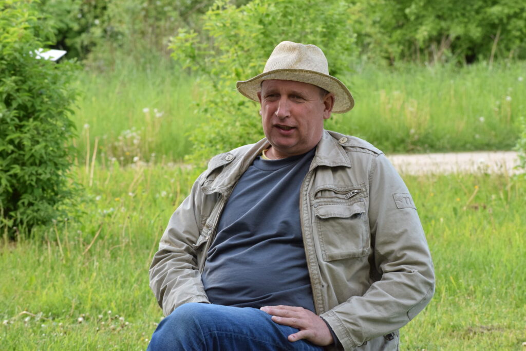 Pērn 2. jūnijā «Zvanītāju Buku» pagalmā. Tur pandēmijas ierobežojumu laikā, sēžot 2 m cits no cita, mēģinājumus aizvadīja Valles amatierteātris. 
Autors: Žanna Zālīte