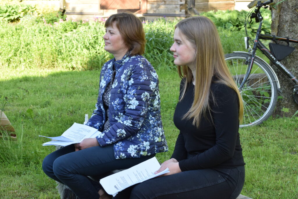 Pērn 2. jūnijā «Zvanītāju Buku» pagalmā. Tur pandēmijas ierobežojumu laikā, sēžot 2 m cits no cita, mēģinājumus aizvadīja Valles amatierteātris. 
Autors: Žanna Zālīte