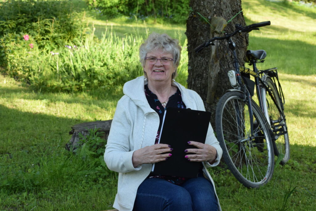 Pērn 2. jūnijā «Zvanītāju Buku» pagalmā. Tur pandēmijas ierobežojumu laikā, sēžot 2 m cits no cita, mēģinājumus aizvadīja Valles amatierteātris. 
Autors: Žanna Zālīte
